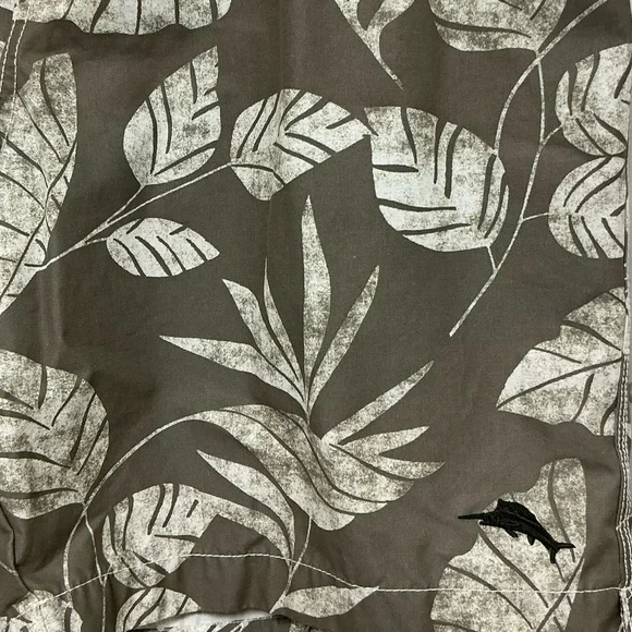 Tommy Bahama Men’s Green and Cream Tropical Board Shorts - Picture 8 of 15